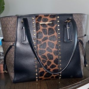 Michael Kors Purse. Only used for a month.